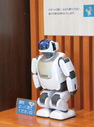 係の方を呼んでくれる受付のロボット