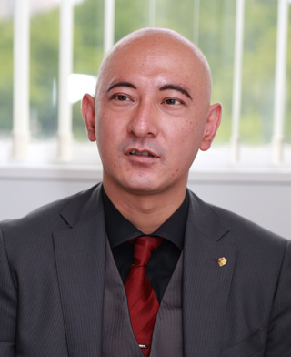 ジュノー株式会社 管理部 総務経理課 課長 飯岡 大昇 氏