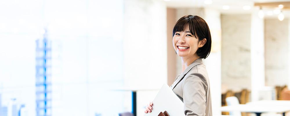 笑顔のビジネスパーソン