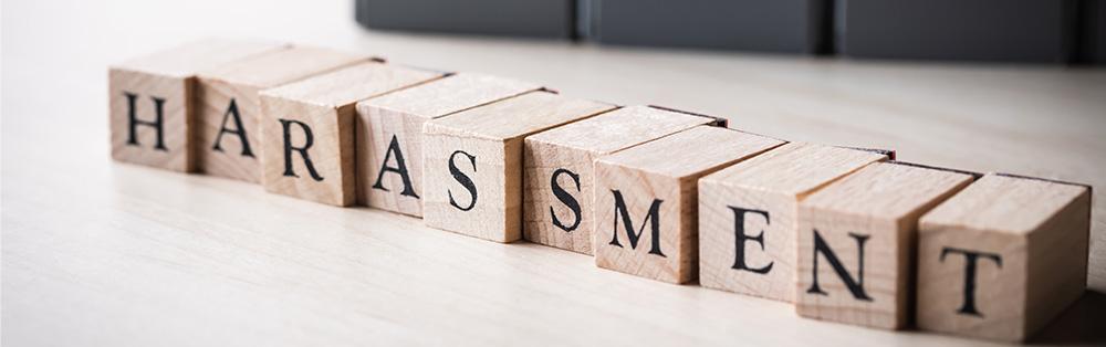 HARASSMENTと書かれたブロック