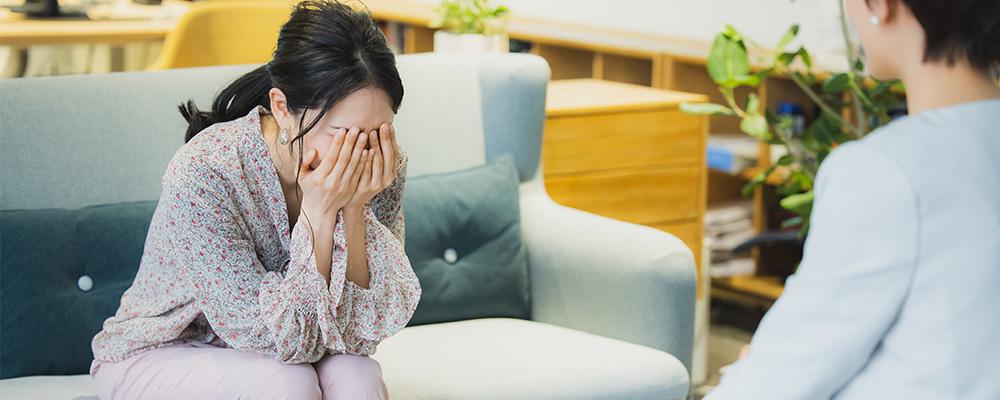 泣きながら相談するビジネスパーソン