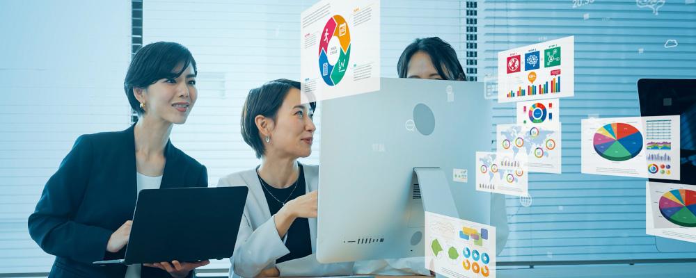 データを見て話す様子
