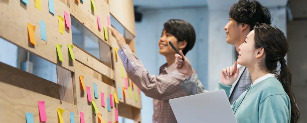 データを見て議論するビジネスパーソン