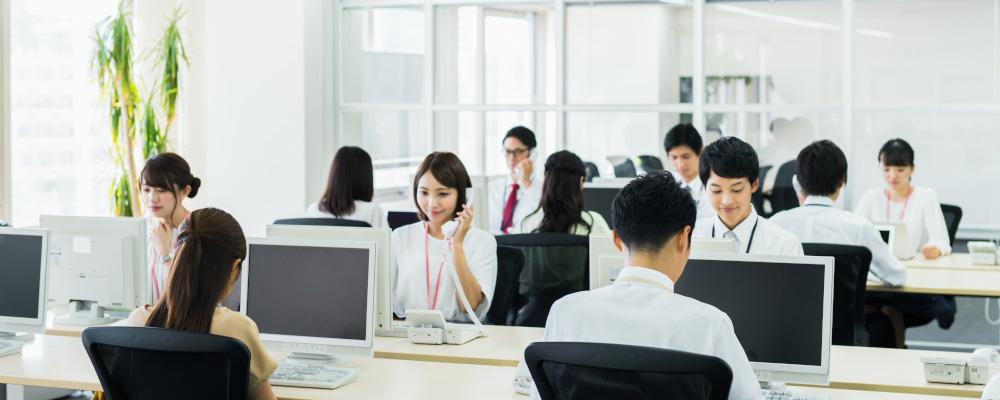 執務室で働く人々