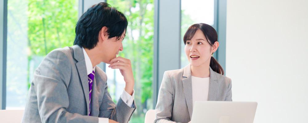 話し合う上司と部下