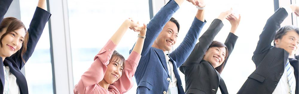 ストレッチをするビジネスパーソン