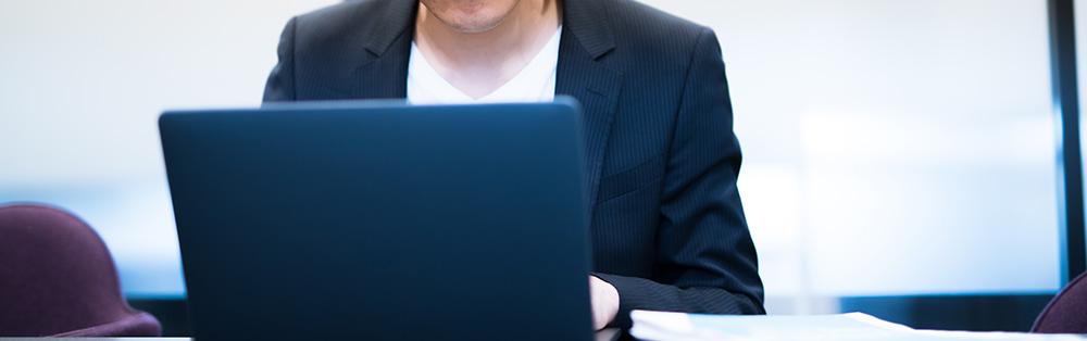 eラーニング受講中のビジネスパーソン