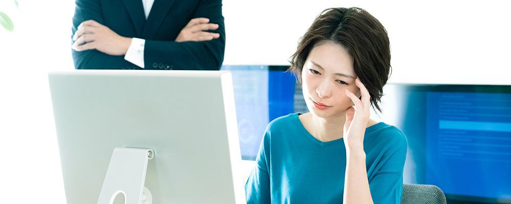 首を傾げるビジネスパーソン