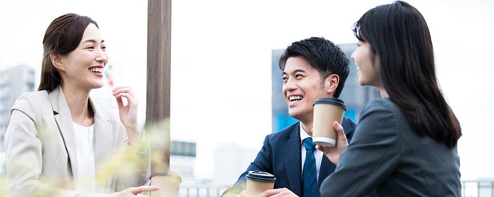 笑顔のビジネスパーソンたち