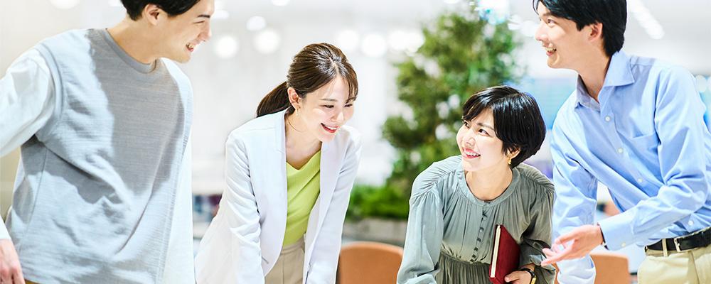 笑顔のビジネスパーソンたち