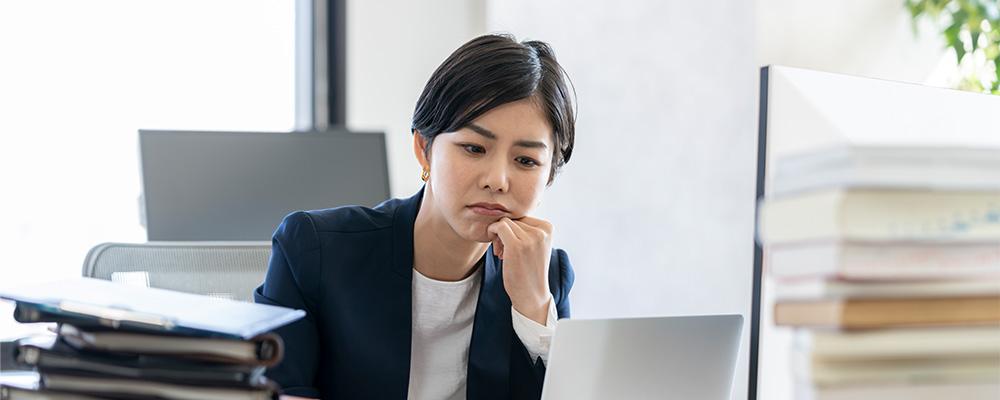 考え事をする従業員