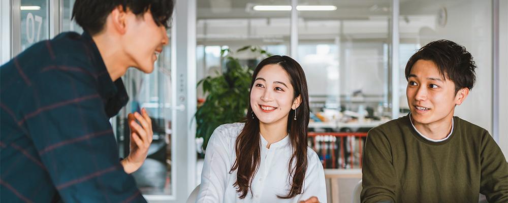 笑顔の若手従業員