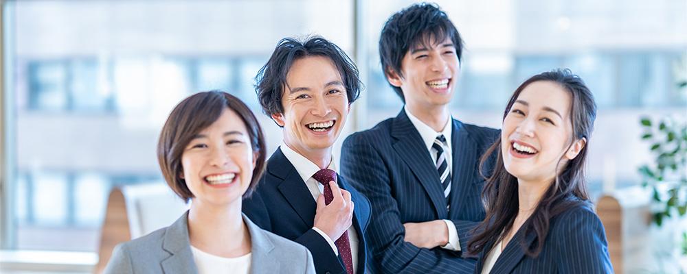 笑顔のビジネスパーソンたち