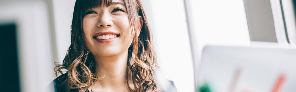 笑顔のビジネスパーソン