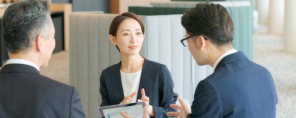 打ち合わせする管理職