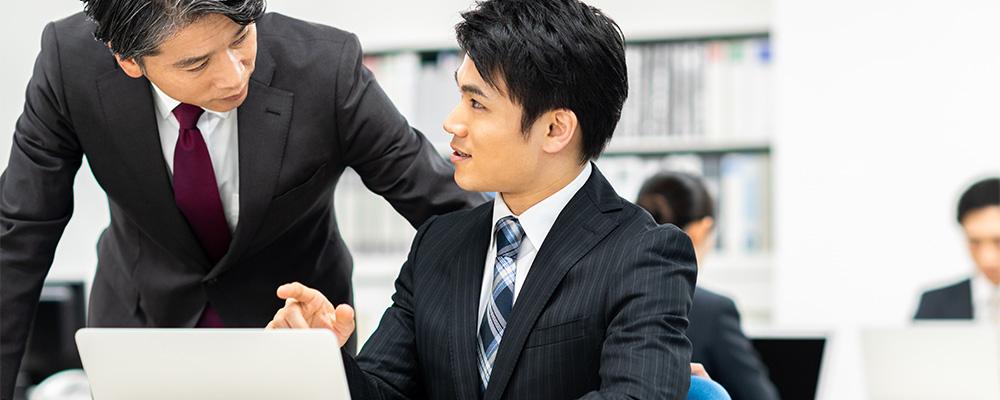 部下に声をかける上司