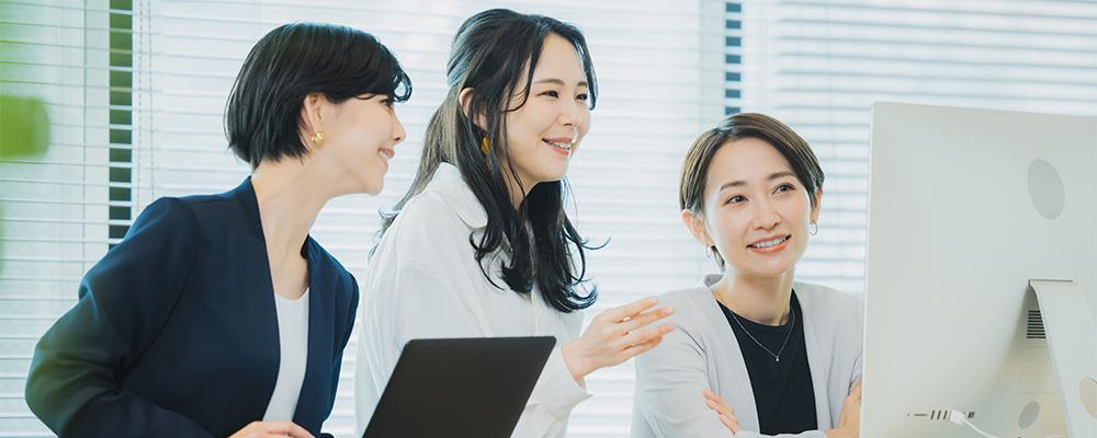 笑顔のビジネスパーソンの集合写真