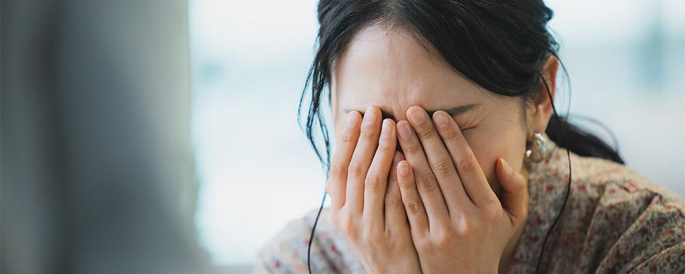 泣くビジネスパーソン