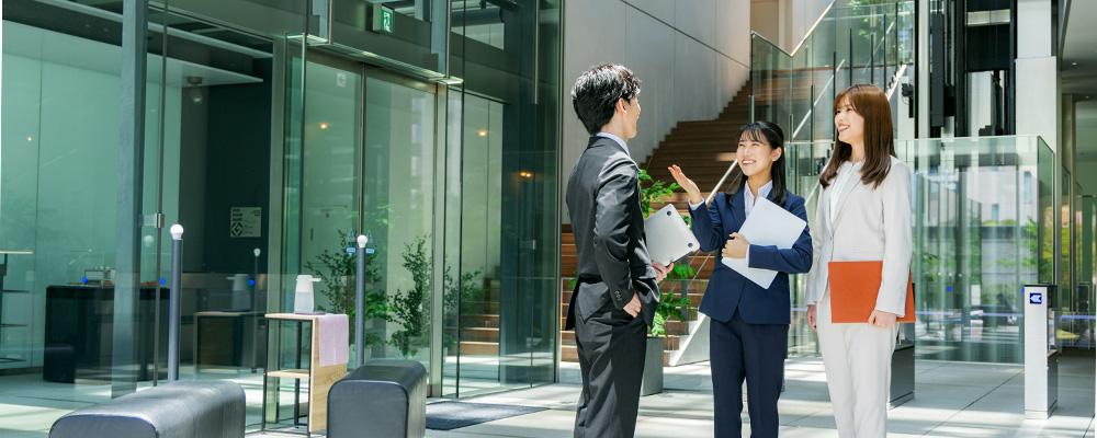 先輩と話す新入社員