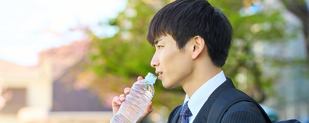 水分補給する若手社員