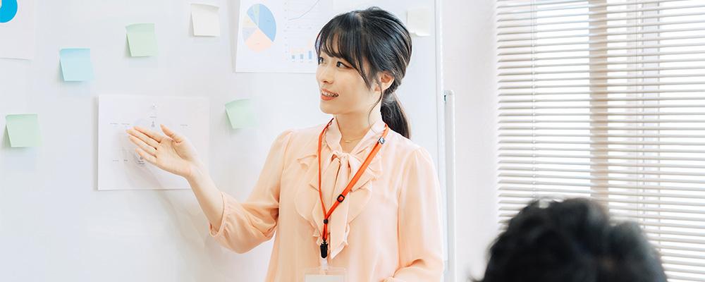 プレゼンをする若手社員