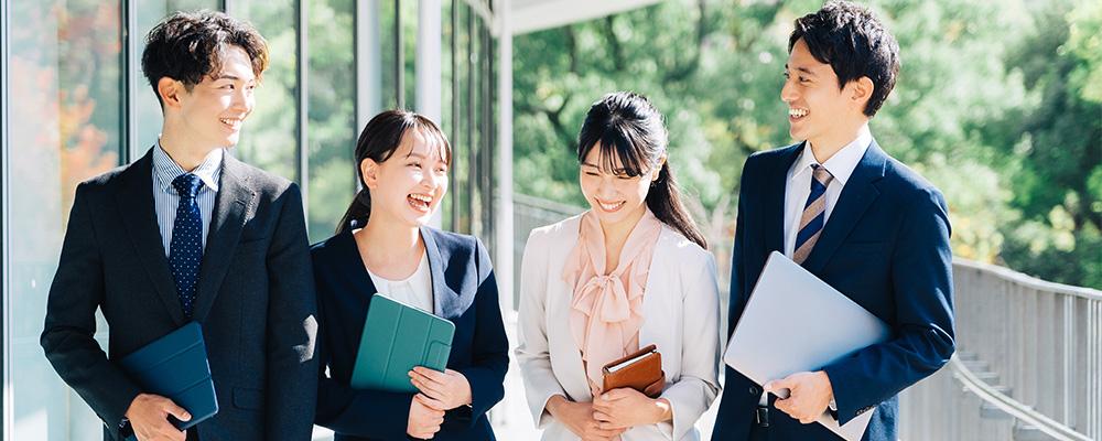 笑いながら歩く若手社員たち
