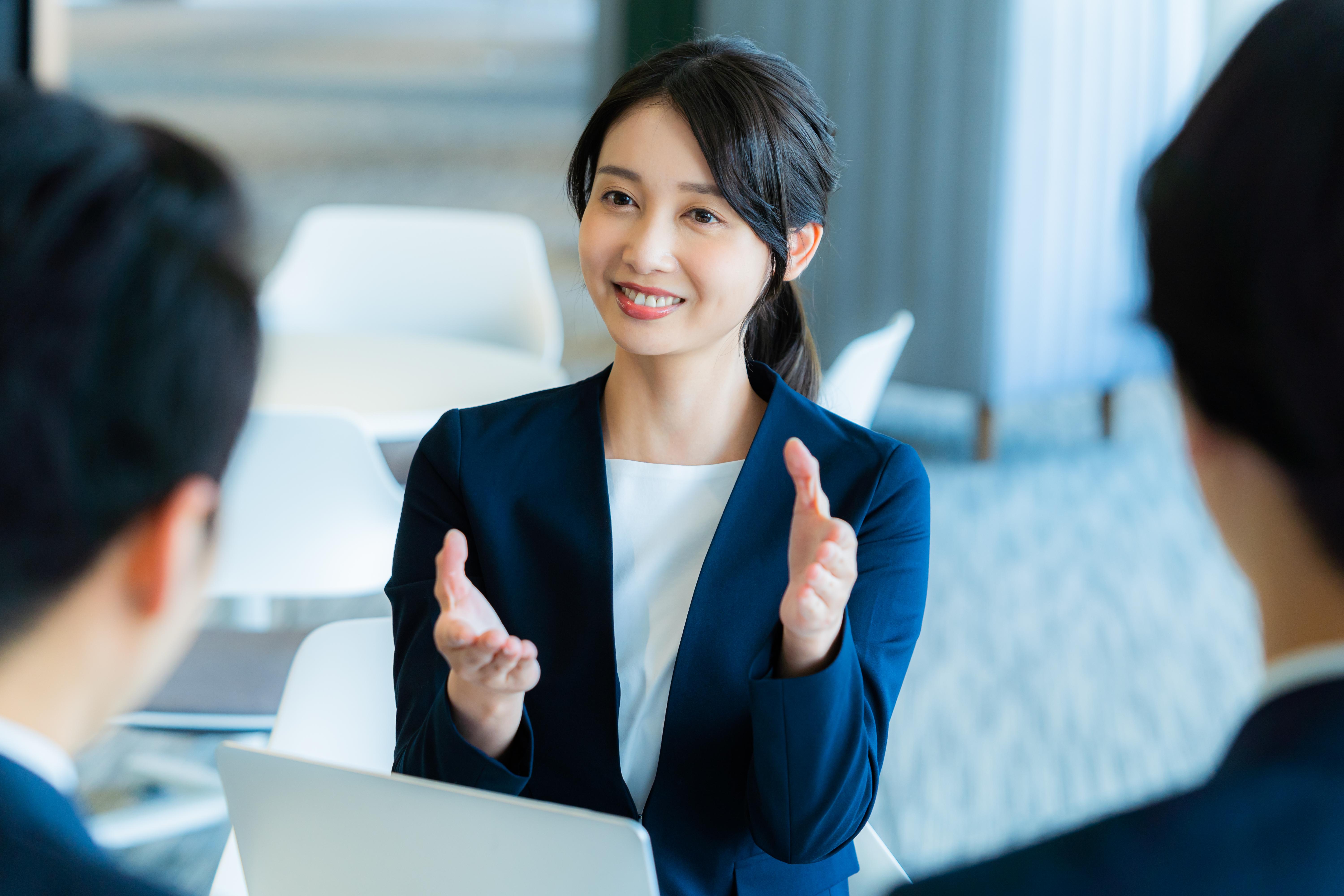 説明する様子