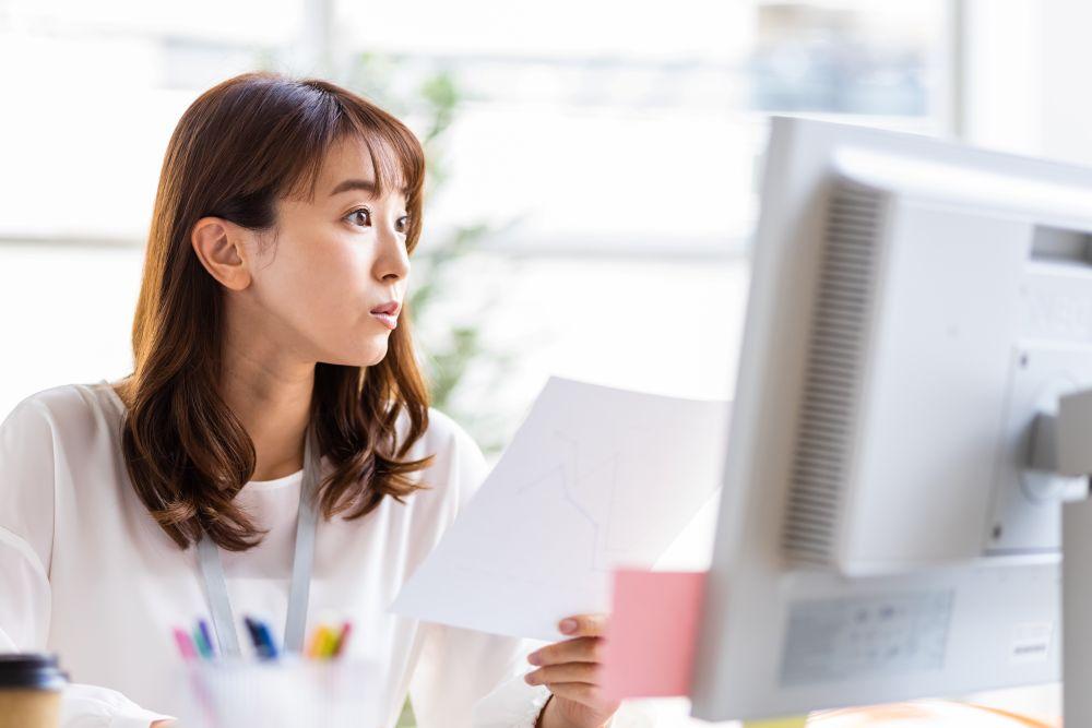 会計処理を行うビジネスパーソン