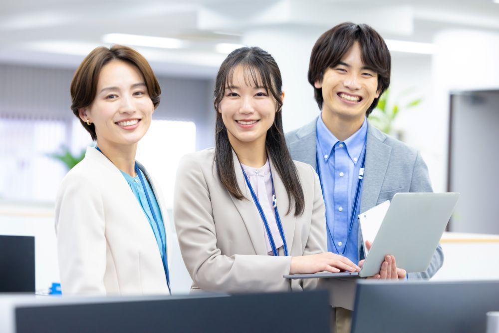 笑顔のビジネスパーソン