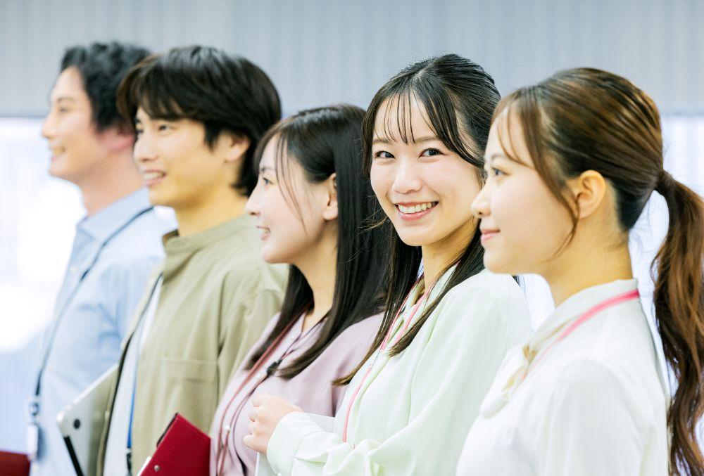 笑顔で働くビジネスパーソン