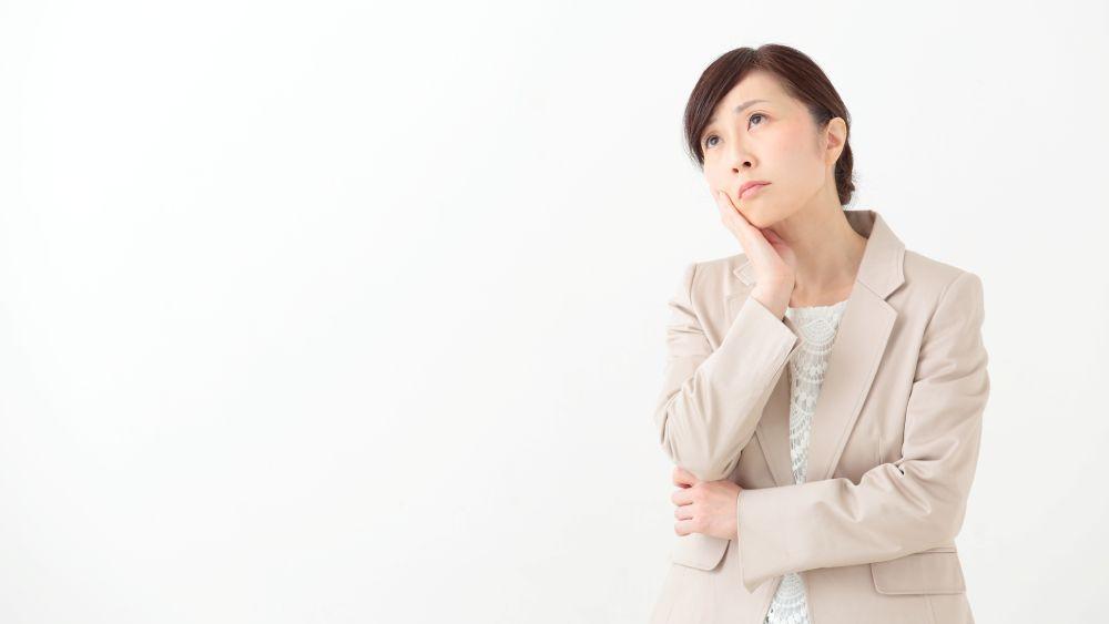 給与計算ソフト選びに悩む女性