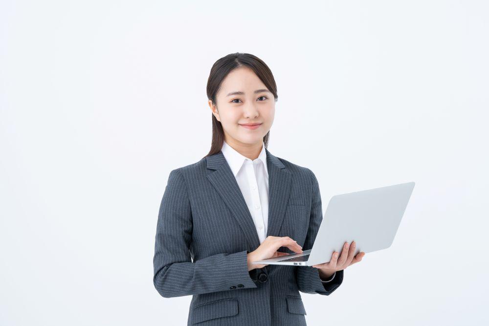 笑顔で給与計算ソフトを使う女性